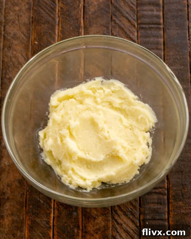 Mix butter, cream cheese and sugar in a bowl.
